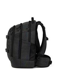 Schwarzer und grauer Mesh-Rucksack mit mehreren Fächern, gepolsterten Trägern und einer strukturierten Oberfläche. Verstellbare seitliche Schnallen und ergonomisches Design.