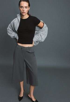 Stradivarius, WIDE-LEG CROSS-WAIST BERMUDA SHORTS - Short - dark grey