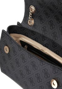 Borsa nera texturizzata con accessori in oro. Presenta un esterno motivo, chiusura a scatto magnetica e tasca interna con fodera beige.