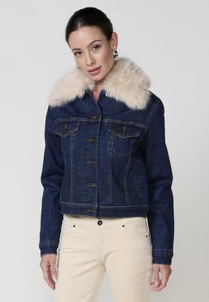 Jeansjacke mit einem leichten Kunstpelzkragen, dunkelblauem Material, tailliertem Design, Knopfverschluss und zwei Brusttaschen mit Klappen.