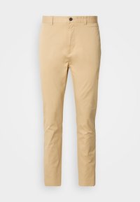 Pantalon beige slim-fit pour homme avec passants de ceinture, bouton devant et fermeture éclair, présenté sur fond blanc.