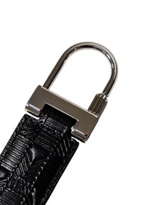 Cinturino in pelle nera con design testurizzato, fibbia in metallo argento con chiusura di sicurezza e finitura lucida.