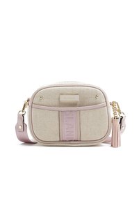 Borsa a tracolla in tela beige con dettagli rosa, caratterizzata da una placca con logo, dettaglio con nappina e tracolla regolabile. Ferramenta dorata e chiusura con cerniera.
