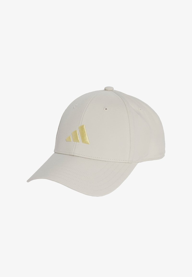 Cappellino da baseball beige con visiera curva. Presenta un logo giallo con tre strisce ricamato sulla parte anteriore. Realizzato in morbido tessuto con dettagli di cucitura.