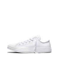 Scarpa da ginnastica in pelle bianca a taglio basso con suola in gomma bianca e lacci, vista laterale su sfondo bianco.