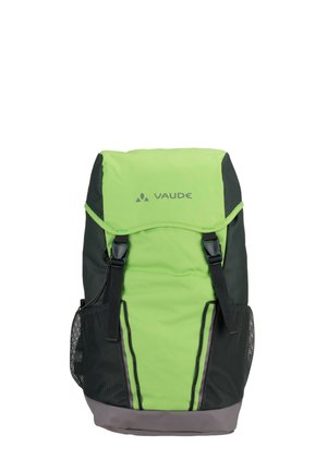 Sac à dos Vaude vert et noir avec rabat supérieur, deux sangles avant bouclées et poches latérales en mesh sur fond blanc.