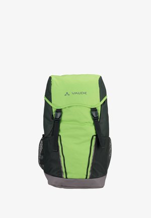 Groene en zwarte Vaude rugzak met bovenklep, twee voorste gespsluitingen en mesh zijvakken op een witte achtergrond.