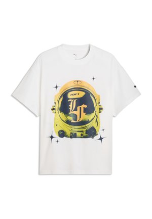 Weißes T-Shirt mit großem gelbem Astronautenhelm-Motiv, schwarzen LF-Buchstaben, Glitzer und kleinem Schriftzug mit dem Text "PROPERTY OF MELO."