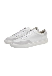 Bílé kožené tenisky s šedými semišovými akcenty, kulatá špička, plochá gumová podrážka a šněrování vpředu. Minimalistický design, vhodné pro každodenní nošení.