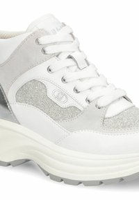 Baskets blanches avec des accents argentés et gris, featuring un panneau texturé scintillant, au design épuré, avec une languette rembourrée et une semelle blanche épaisse.