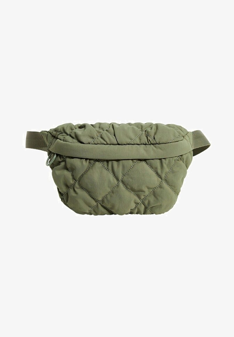 Sac banane en tissu vert olive matelassé avec une fermeture éclair sur le dessus et une sangle ajustable, conçu pour un transport mains libres.