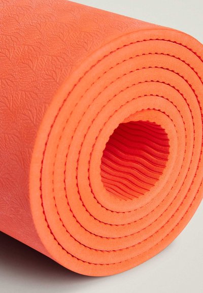 Složeni yogamat u živopisnoj koralj boji. Teksturirana površina s uzorkom lišća, okrugla jezgra, debela podloga i slojeviti rubovi za bolji hvat.
