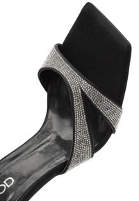 Sandal con tacco alto nera con punta quadrata, caratterizzata da un'accattivante accentatura di strass argentati lungo la cinghia e una suola nera lucida.