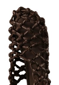 Κοντινό πλάνο από λουρί σανδάλου με πλεξούδα από σκούρο καφέ δέρμα, που παρουσιάζει πλεγμένους χοντρούς δερμάτινους κόμπους σε λευκό φόντο.