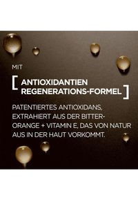 Svart bakgrund med stor text som säger "Antioxidantien Regenerations-Formel." Vattendroppar spridda, vilket framhäver en jämn textur.