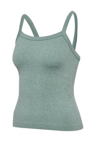 Groene geribde tanktop met dunne bandjes, voorzien van een aansluitend ontwerp en subtiele, schuin geplaatste stiksel details aan de zijkant. Gemaakt van zacht materiaal.