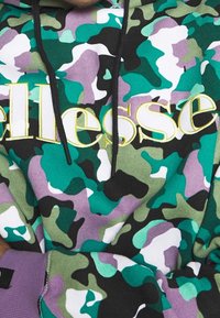 Sudadera con capucha de un patrón de camuflaje multicolor que presenta verde, púrpura y negro. Logotipo de "ellesse" bordado en dorado.