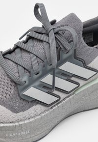 adidas Performance ULTRABOOST 5 - Løbesko til landevejen - grey four/silver metallic/grey two