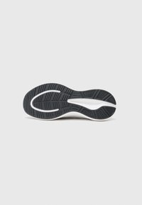 Semelle de chaussure en caoutchouc noir texturé, avec un accent blanc dans un design minimaliste. Des découpes incurvées améliorent la flexibilité et l'adhérence.