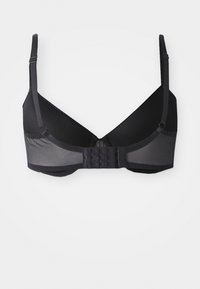 Soutien-gorge noir avec bretelles réglables, bonnets à armatures et fermeture au dos avec quatre rangées de crochets sur fond blanc.