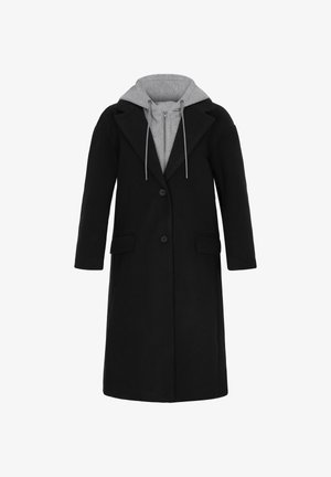 Melnā vilnas mētelis ar strukturētu apkakli, divām priekšējām kabatām un pelēku kapuci zem tā. Garas piedurknes, vienas pogas aizdare.