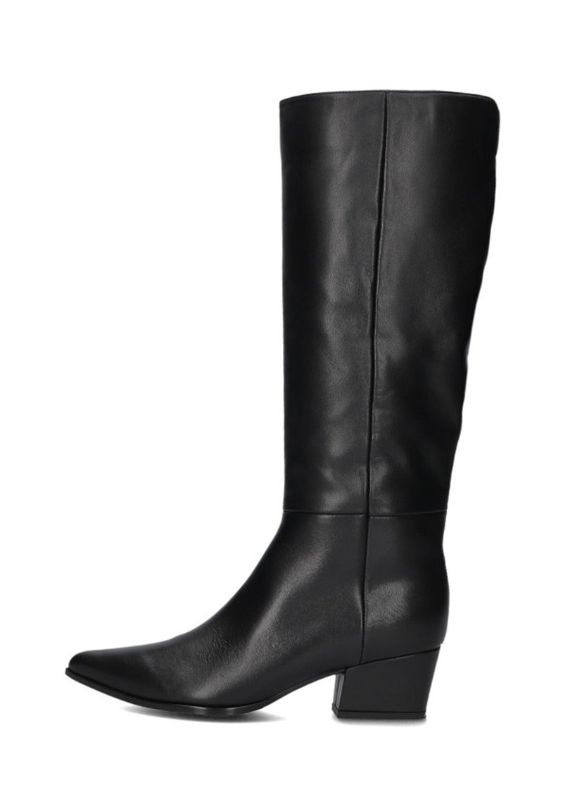 Zwarte leren laars tot de knie met een spitse neus en een blokhak. Gladde textuur met minimale accenten en een elegante silhouette.