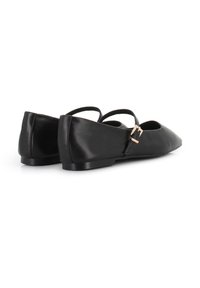 Bailarinas de cuero negro con puntera afilada, que cuentan con dos correas delgadas y un pequeño acento de hebilla dorada en el tacón. Textura suave y diseño elegante.