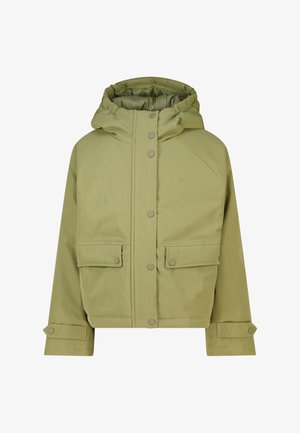 Licht olijfgroene jas met capuchon, drukknoopsluiting, twee voorvakken met klep en verstelbare manchetten.
