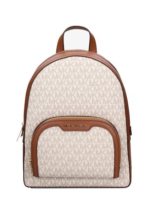 Kleine beige en bruine rugzak met herhalend "MK"-patroon, voorvak met rits, leren afwerking en bovenhandvat.