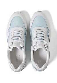 Sneaker bianchi e azzurri chiari realizzati in materiali mesh e pelle, con chiusura con lacci, punta rotonda e logo in rilievo sulla soletta.