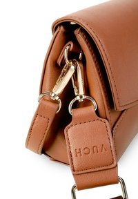 Braune Ledertasche mit glatter Textur, goldenen Beschlägen, einem Klappenverschluss und einem abnehmbaren Tragegurt mit geprägt Markenlogo.