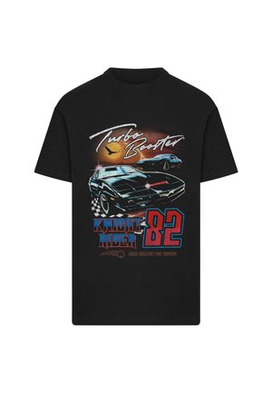 T-shirt di cotone nero con grafica di un'auto sportiva, la scritta "Turbo Booster" e "Knight Rider 82" in blu e rosso, con accenti a motivo a scacchi.