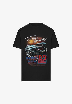 T-shirt di cotone nero con grafica di un'auto sportiva, la scritta "Turbo Booster" e "Knight Rider 82" in blu e rosso, con accenti a motivo a scacchi.