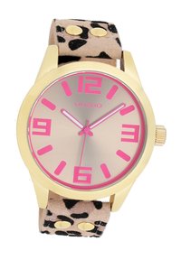 Montre dorée avec un cadran rose et de grands chiffres. Bracelet en suède imprimé léopard avec des clous dorés. Design minimaliste et lignes épurées.