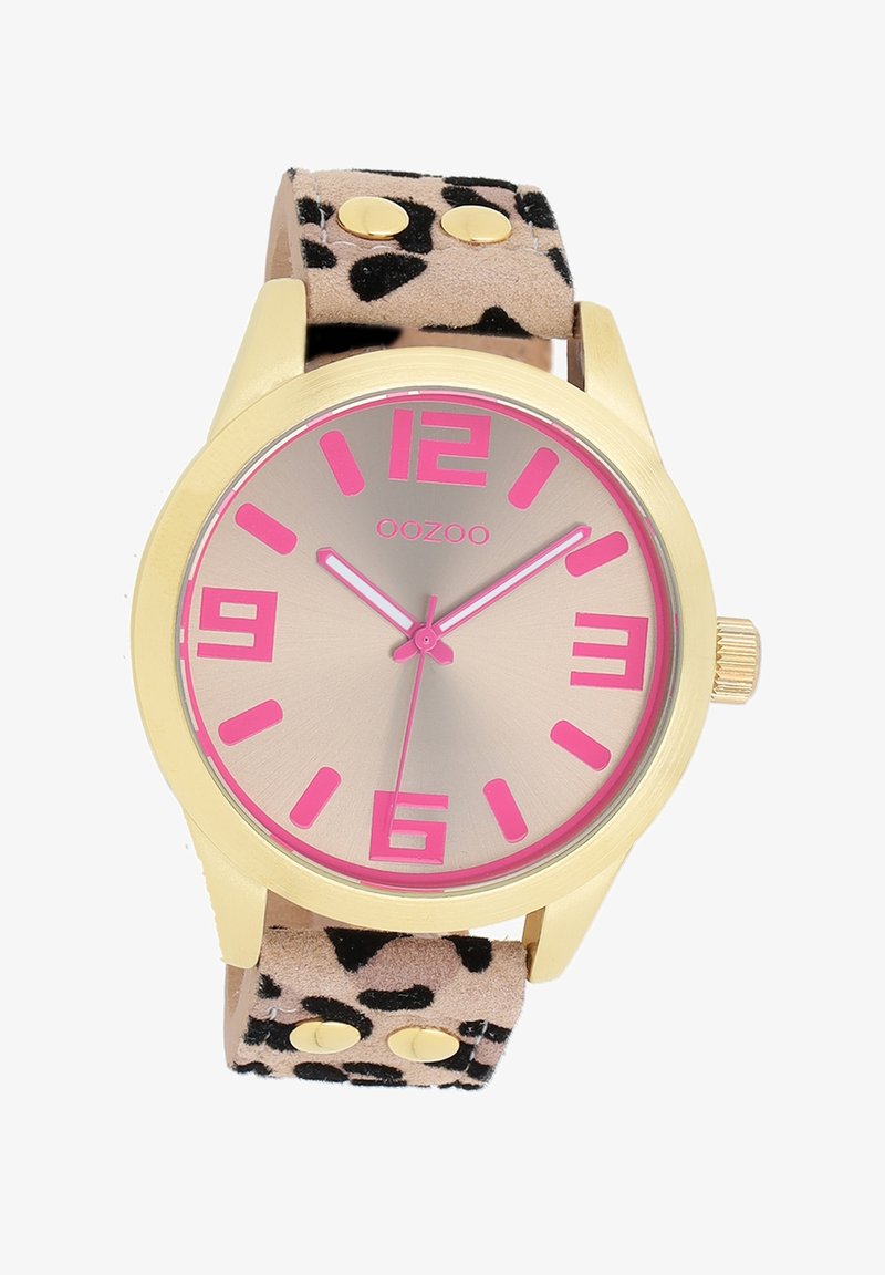 Montre dorée avec un cadran rose et de grands chiffres. Bracelet en suède imprimé léopard avec des clous dorés. Design minimaliste et lignes épurées.