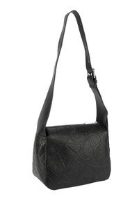 Czarna skórzana torba na ramię o teksturowanej powierzchni, z zamkiem błyskawicznym i regulowanym paskiem. Charakteryzuje się wytłoczonym wzorem i sztywnym kształtem.