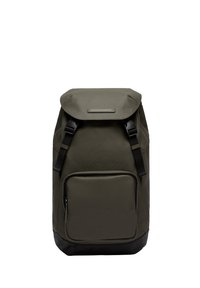 Sac à dos vert olive avec fermeture à rabat, poche zippée à l'avant, accent noir en bas, bretelles réglables et tissu texturé.