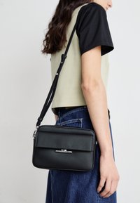 LINEAR CAMERA BAG - Umhängetasche - black