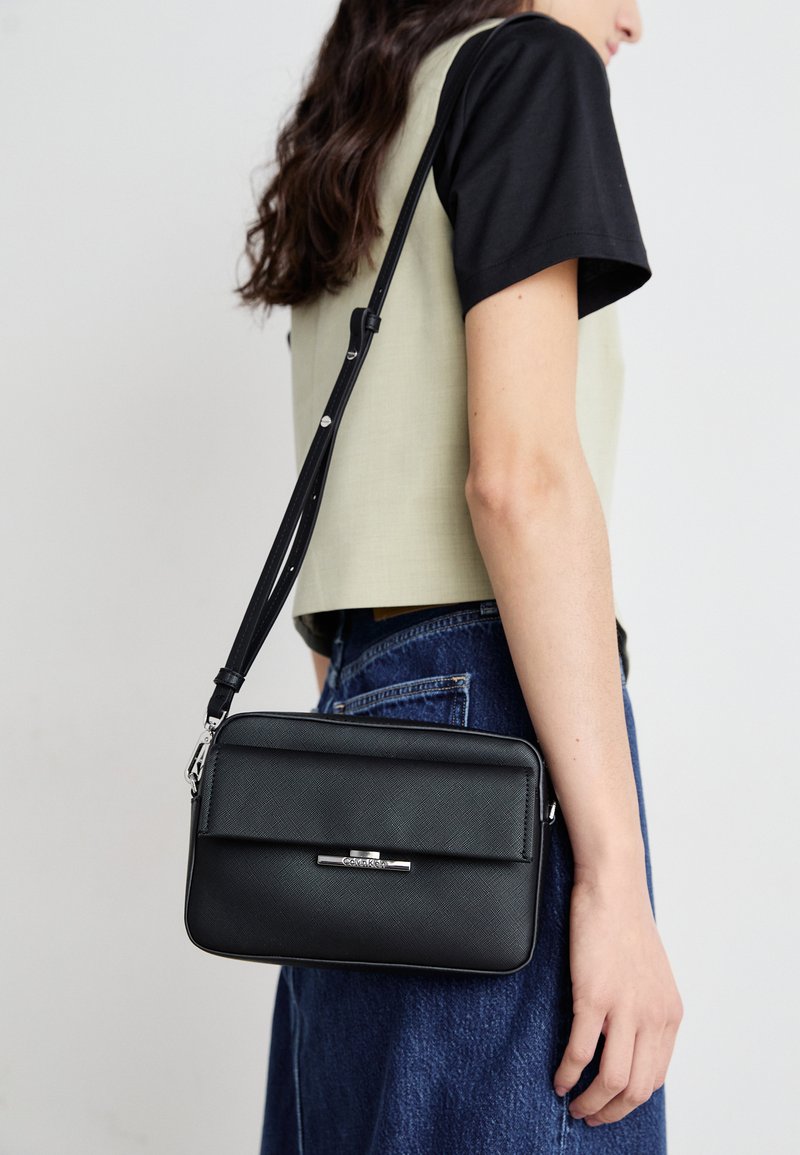 Calvin Klein LINEAR CAMERA BAG - Cross body bag - black - Zalando