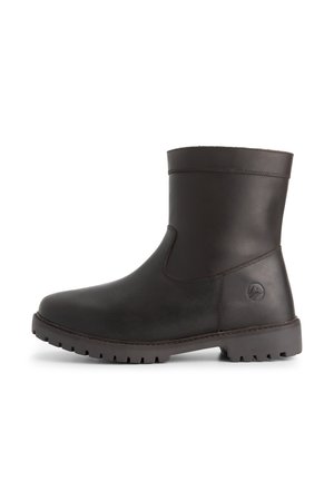 Donkere bruine leren enkelboot met robuuste zool, ronde neus en een geperst logo op de hak, weergegeven in zijprofiel tegen een witte achtergrond.