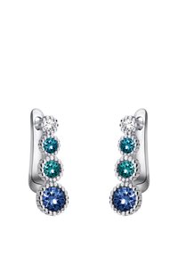 Silvriga hängörhängen med en gradation av blå och teal stenar, var och en innesluten i en texturerad fatning. Tre stenar ordnade i en vertikal linje.