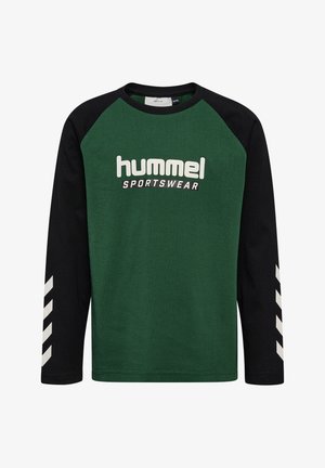 Groen en zwarte lange mouwen T-shirt met ronde hals, voorzien van een logo en een chevronpatroon in het wit op de mouwen. Zacht materiaal.