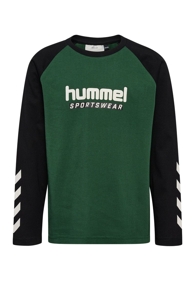 Grünes und schwarzes langärmliges T-Shirt mit Rundhalsausschnitt, das ein Logo und ein Chevron-Muster in Weiß auf den Ärmeln aufweist. Weicher Stoff.
