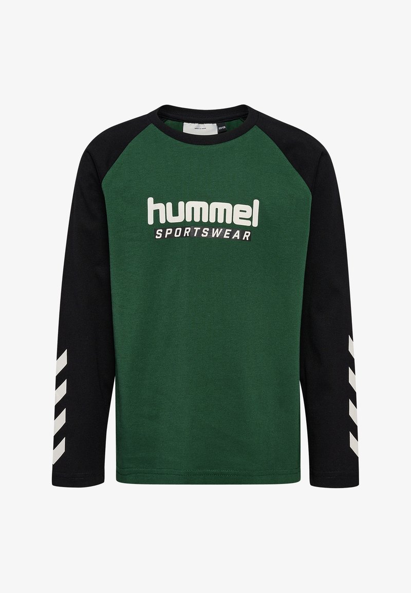 Grünes und schwarzes langärmliges T-Shirt mit Rundhalsausschnitt, das ein Logo und ein Chevron-Muster in Weiß auf den Ärmeln aufweist. Weicher Stoff.