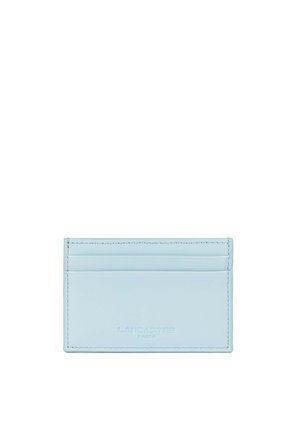 Porte-cartes en cuir bleu clair avec trois emplacements pour cartes et "Lancaster Paris" embossé au centre à l'avant.