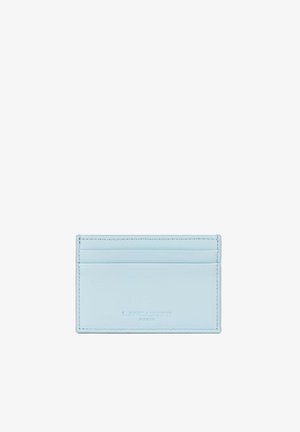 Porte-cartes en cuir bleu clair avec trois emplacements pour cartes et "Lancaster Paris" embossé au centre à l'avant.