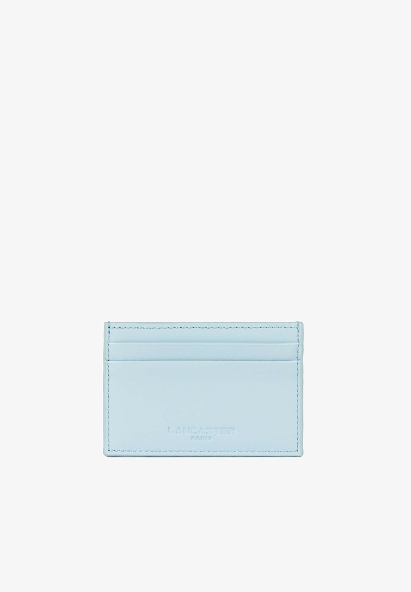 Porte-cartes en cuir bleu clair avec trois emplacements pour cartes et "Lancaster Paris" embossé au centre à l'avant.