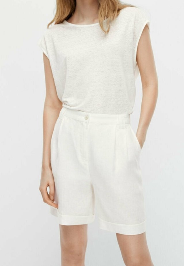 Hvide linnedshorts med sidelommer og opfoldede kanter, parret med en lys grå, kortærmet t-shirt med rund hals. Glat stofstruktur.