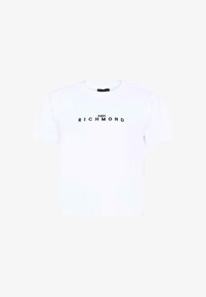Biała koszulka z krótkim rękawem z czarnym logo "John Richmond" na środku klatki piersiowej, jednolite tło.