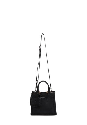 Sac à main carré en daim noir avec poignées courtes, bandoulière longue réglable et petite pochette attachée sur fond blanc.